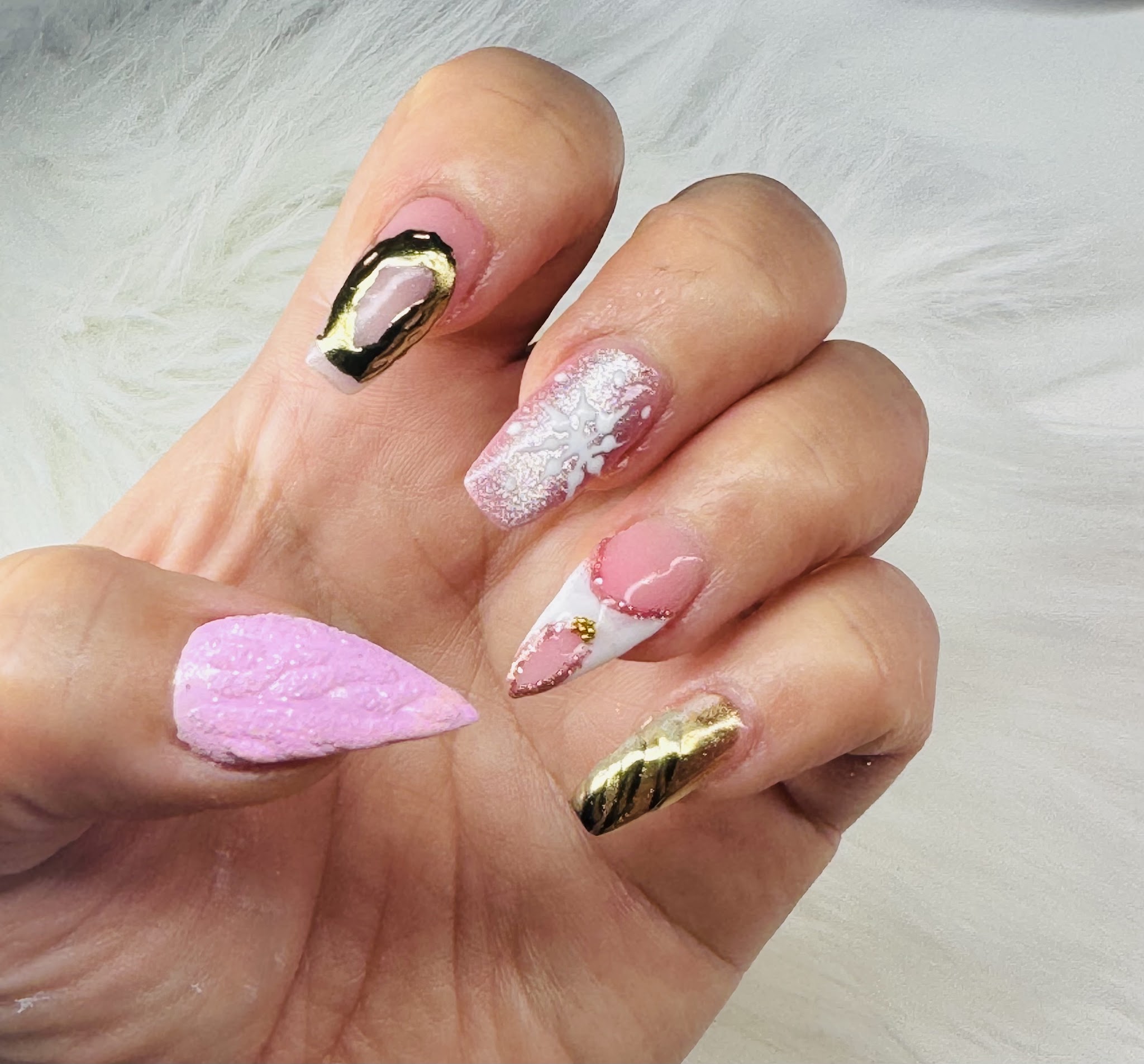 Nail art met goud chrome en roze structuur