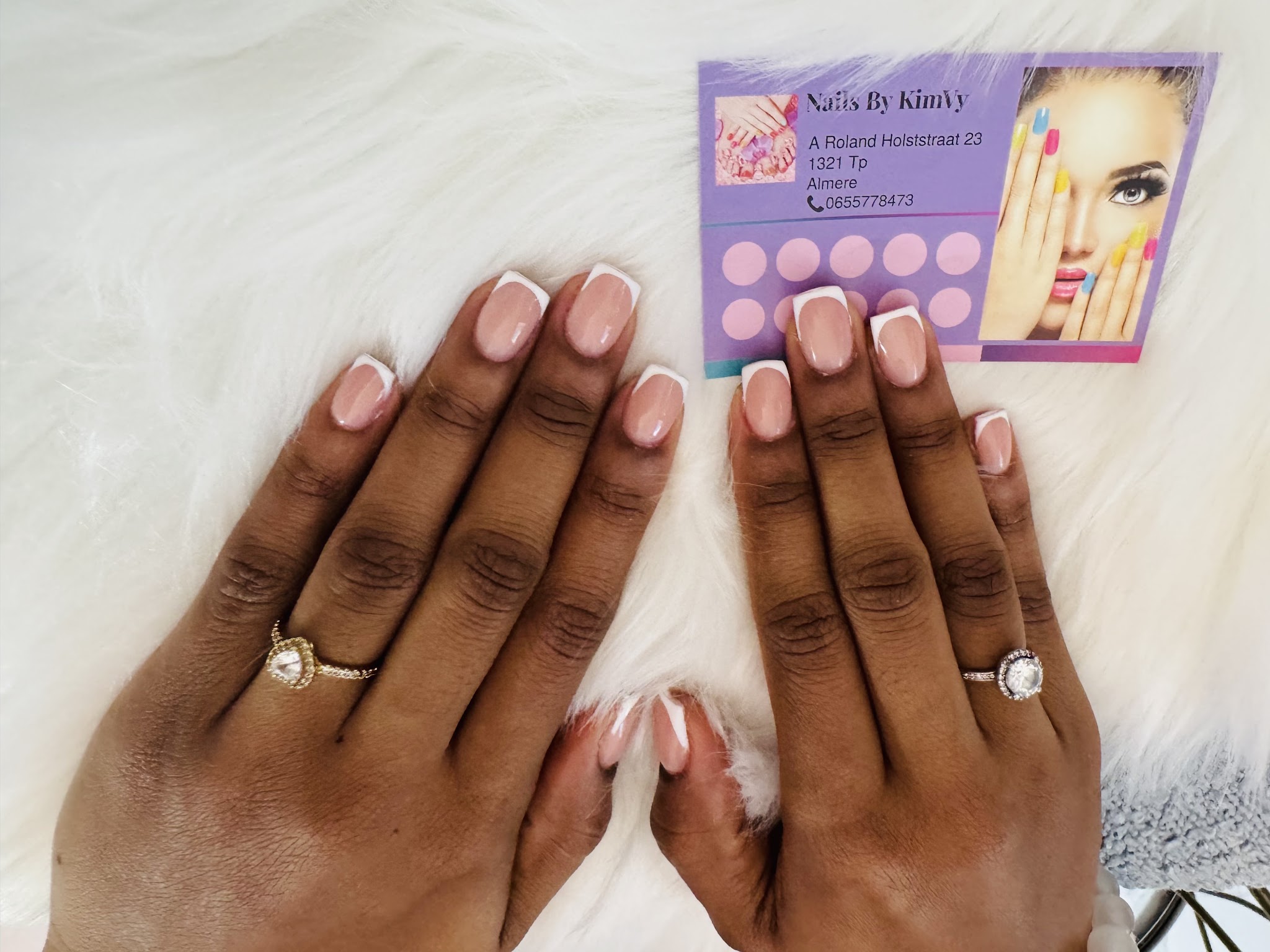French nagels naast het stempelkaartje van Nails By KimVy