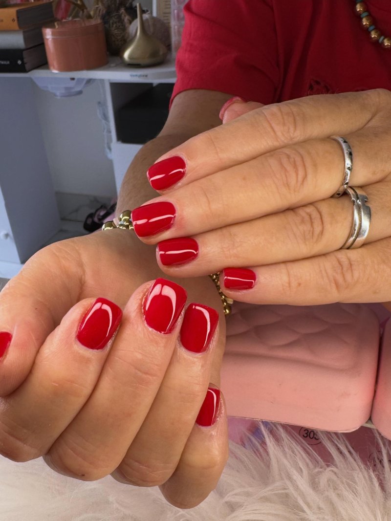 Klassiek rood op twee handen