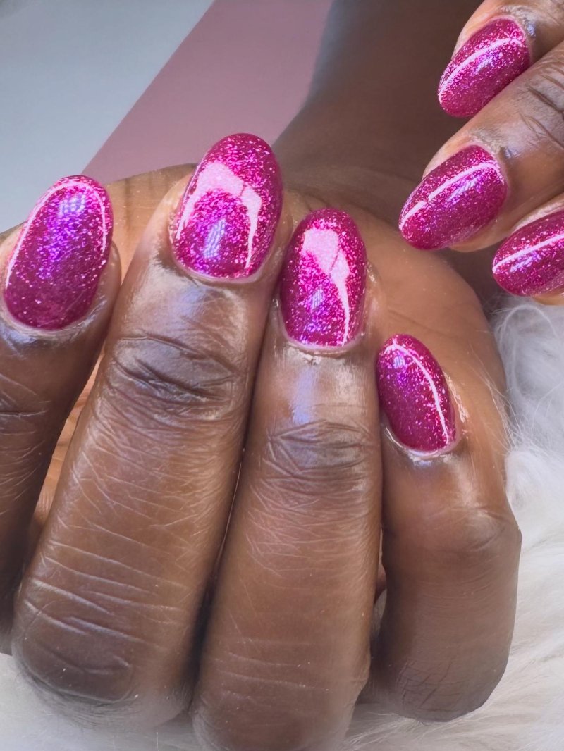Magenta glitternagels