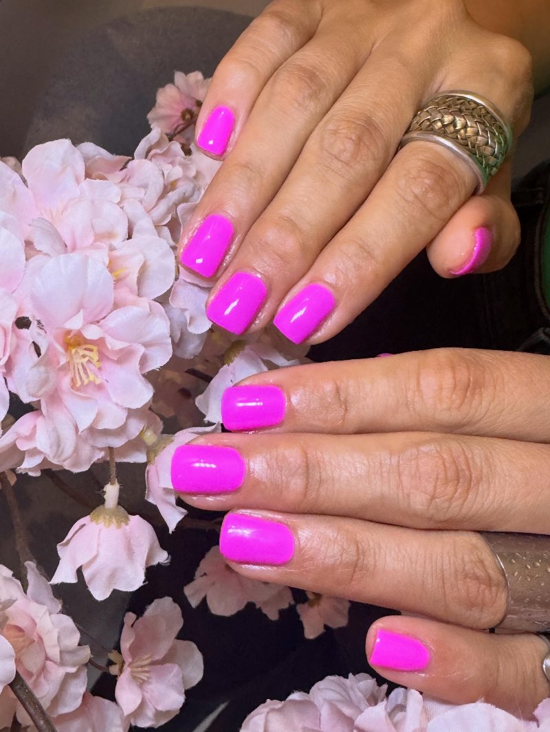 Neonroze nagels tegen bloesem