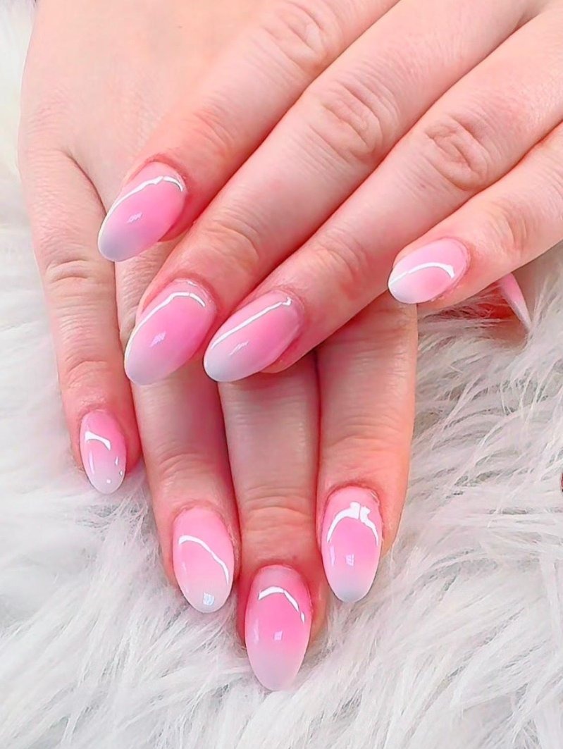 Roze ombre amandelnagels