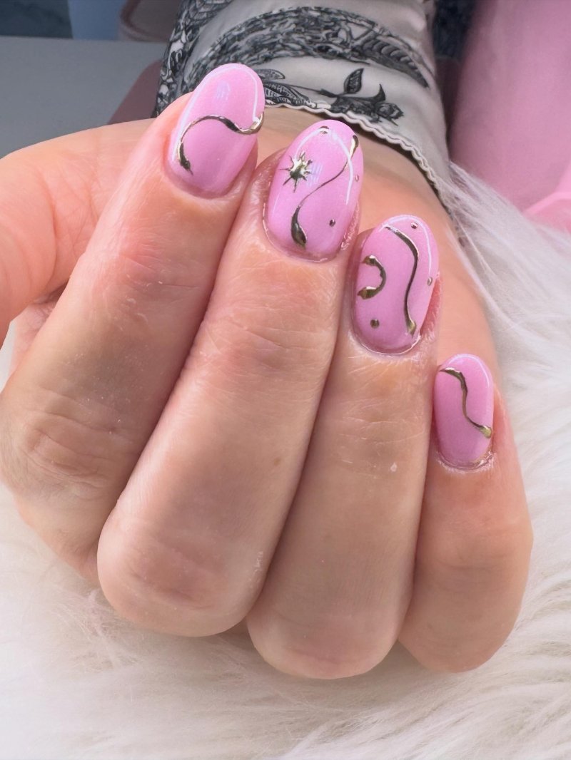 Roze nagels met zwarte swirl nail art