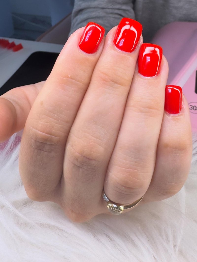 Felrode vierkante nagels