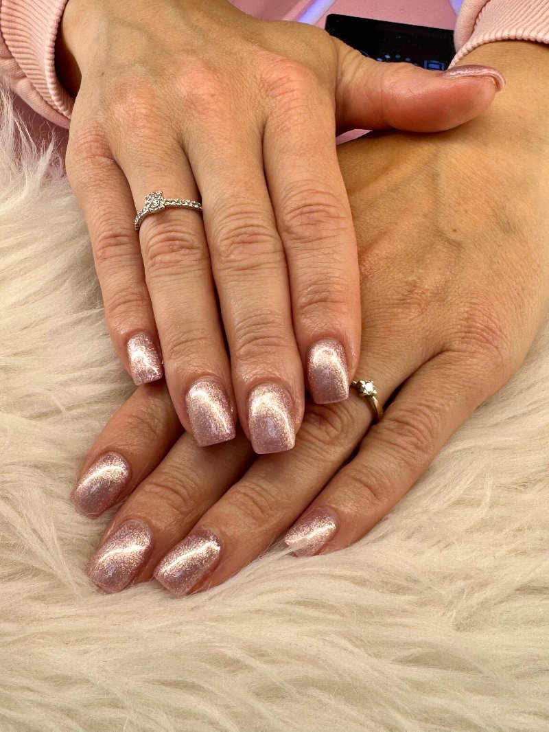 Rosé chrome nagels