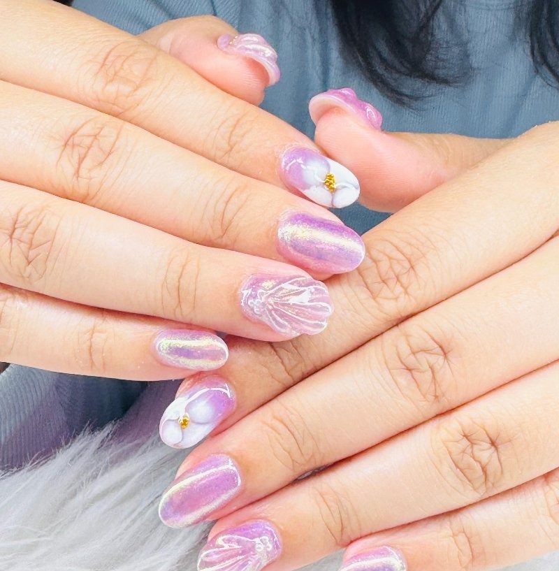 Pastel nail art met bloemen