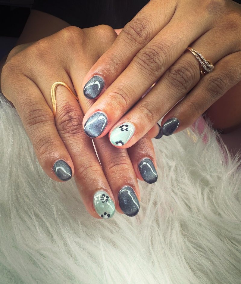 Grijze nagels met bloem nail art