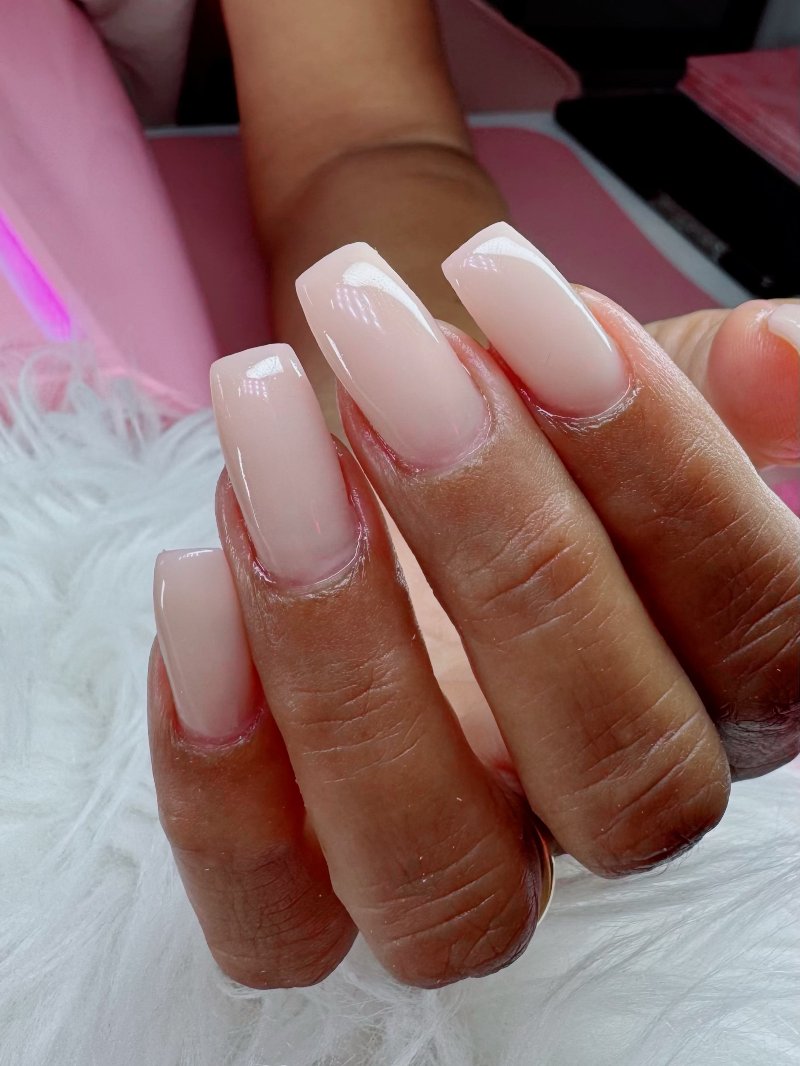 Lange nude nagels, vierkant gevijld