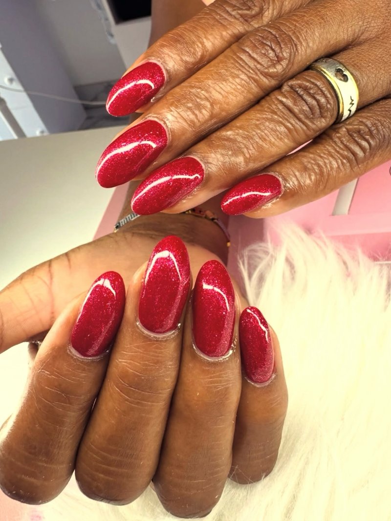 Metallic rode amandelnagels