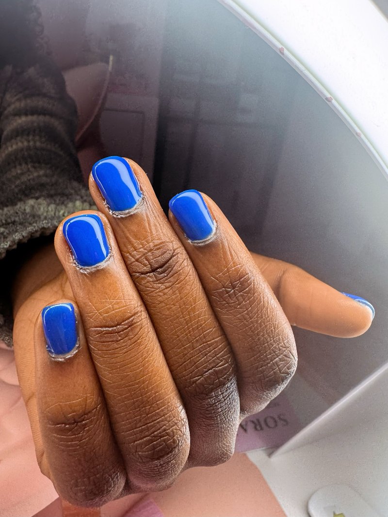 Kobaltblauwe nagels