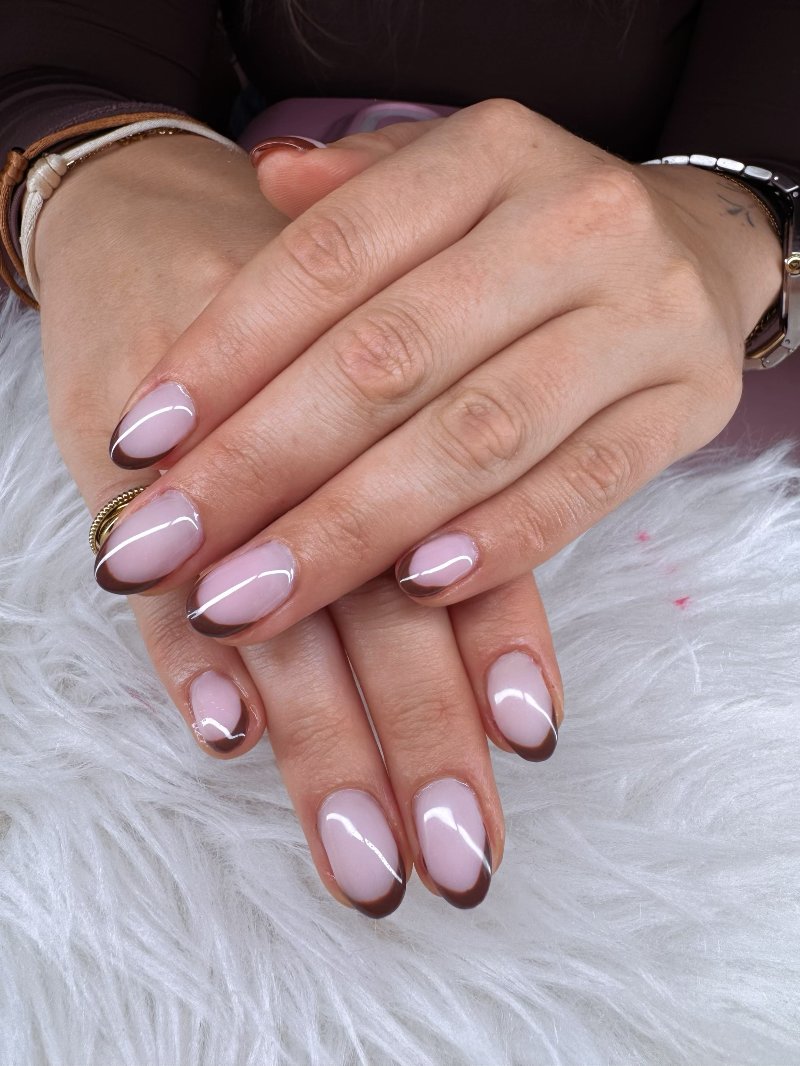 Bruine french tips